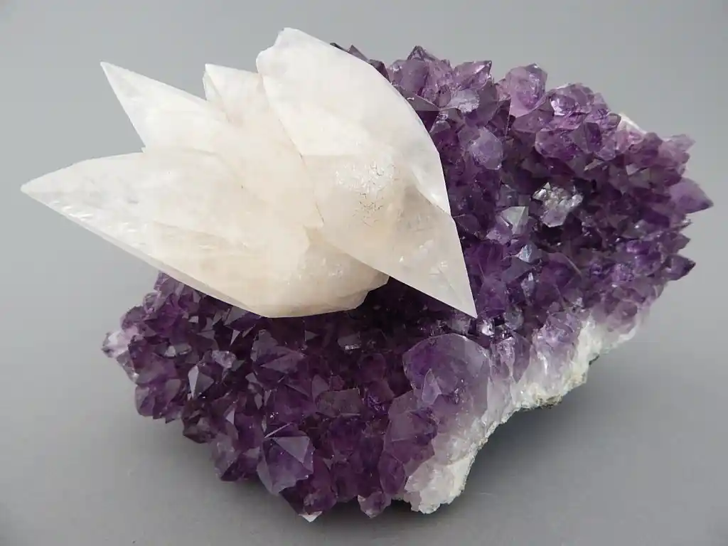 Amethyst-Druse mit Calcit-Kristallen
