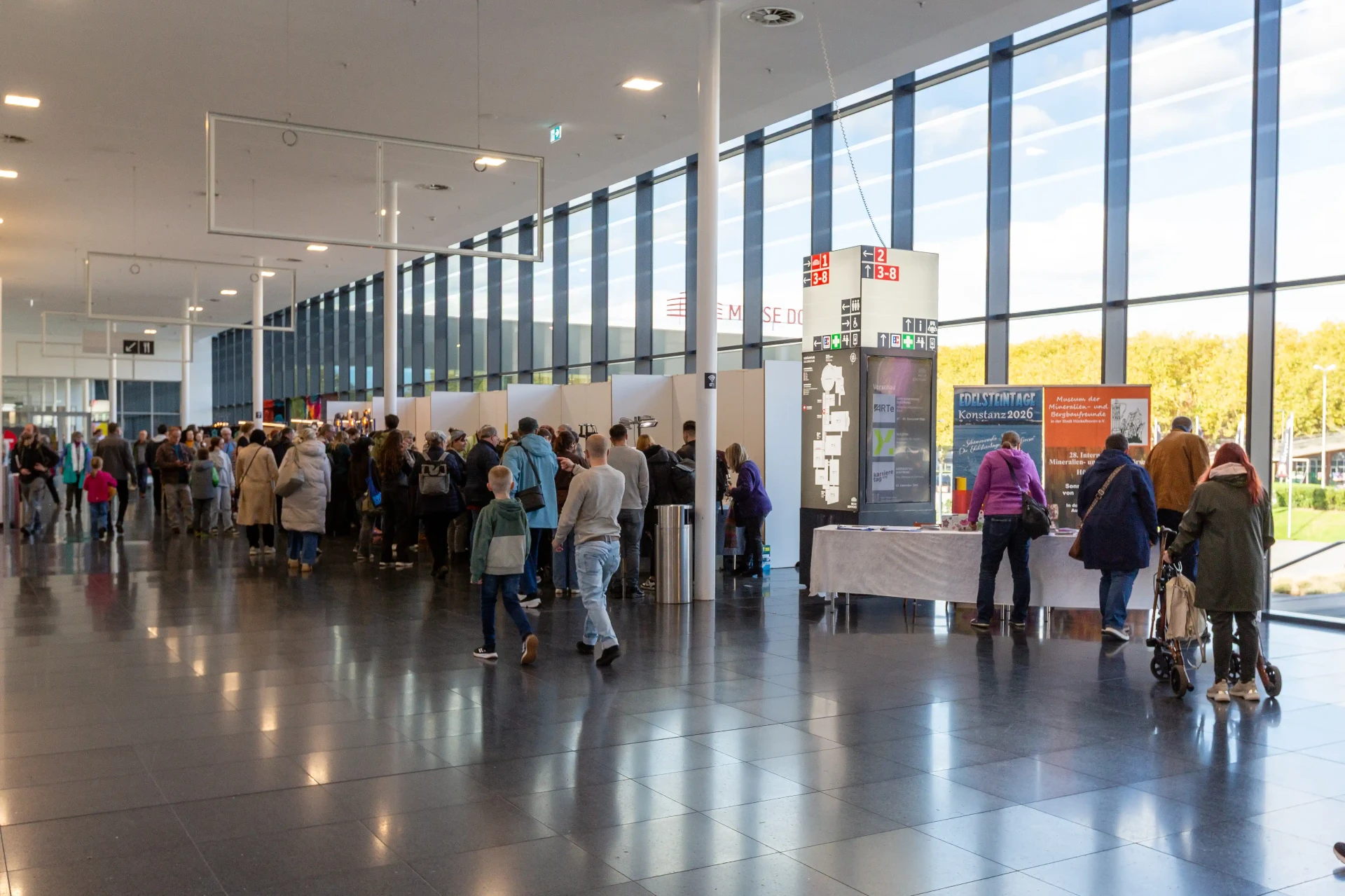Besucher auf einer Mineralien- und Edelsteinmesse